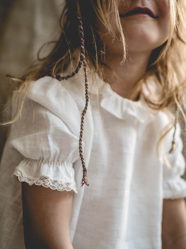 7.5 CAMISA FAROL LINO. Cuello sin y mangas con puntillita