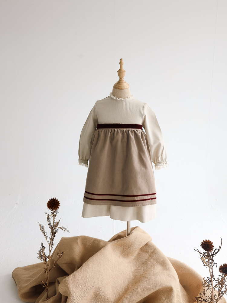01 VESTIDO CORTO DELANTAL