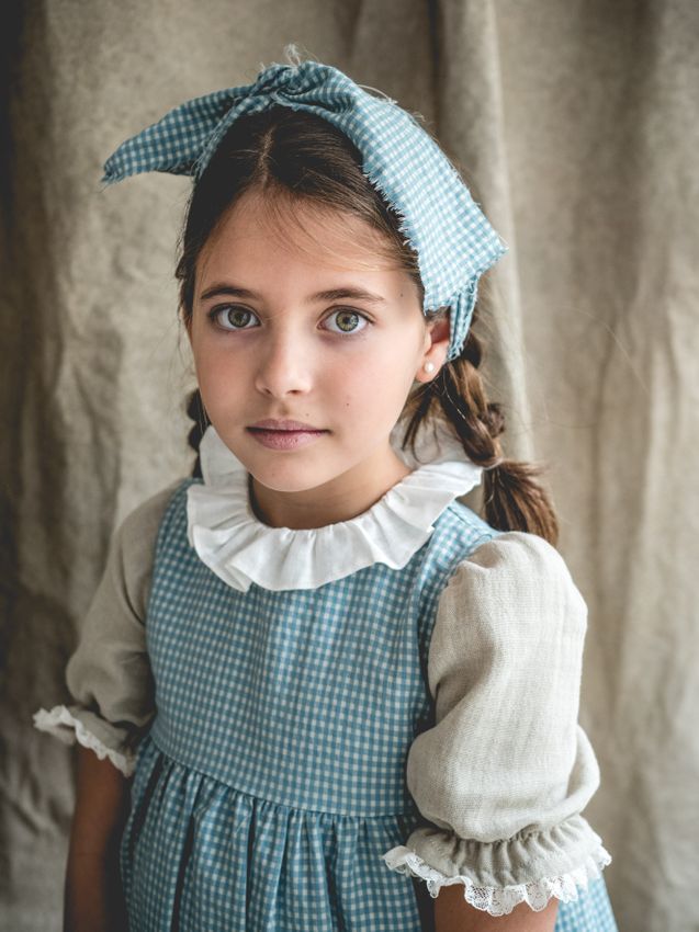 a012 VESTIDO CASA DE LA PRADERA M/F (Coton tostado y vichy. Cuello volante blanco y manga con puntillita)