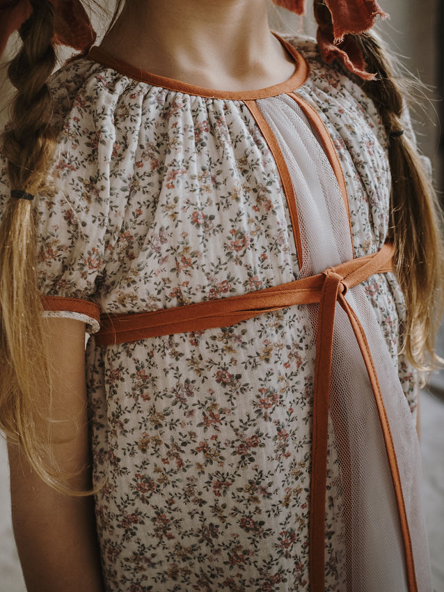 VESTIDO GRECIA CORTO FLORES Y TUL CON CINTAS